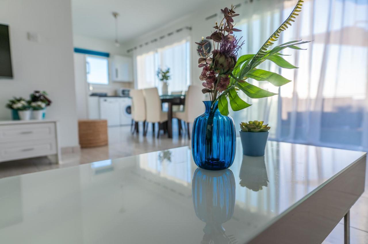 דירות לרנקה Makenzy Seaview Penthouse מראה חיצוני תמונה